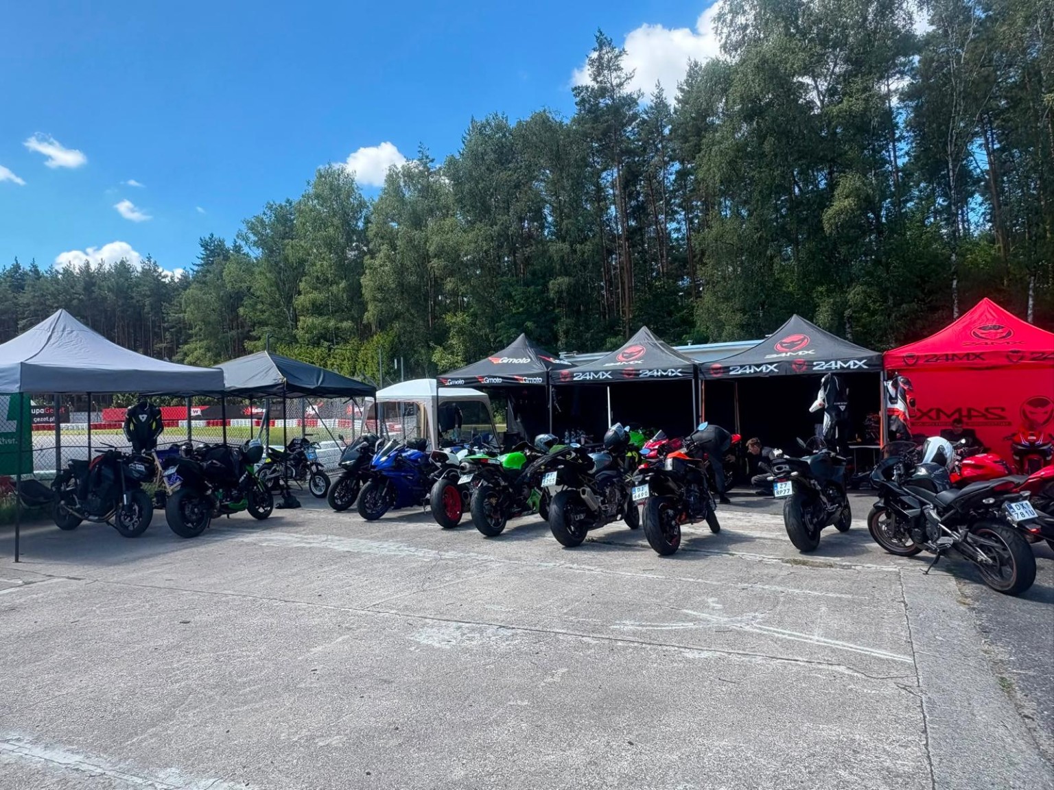 Motocykle Moto Hordy w paddocku
