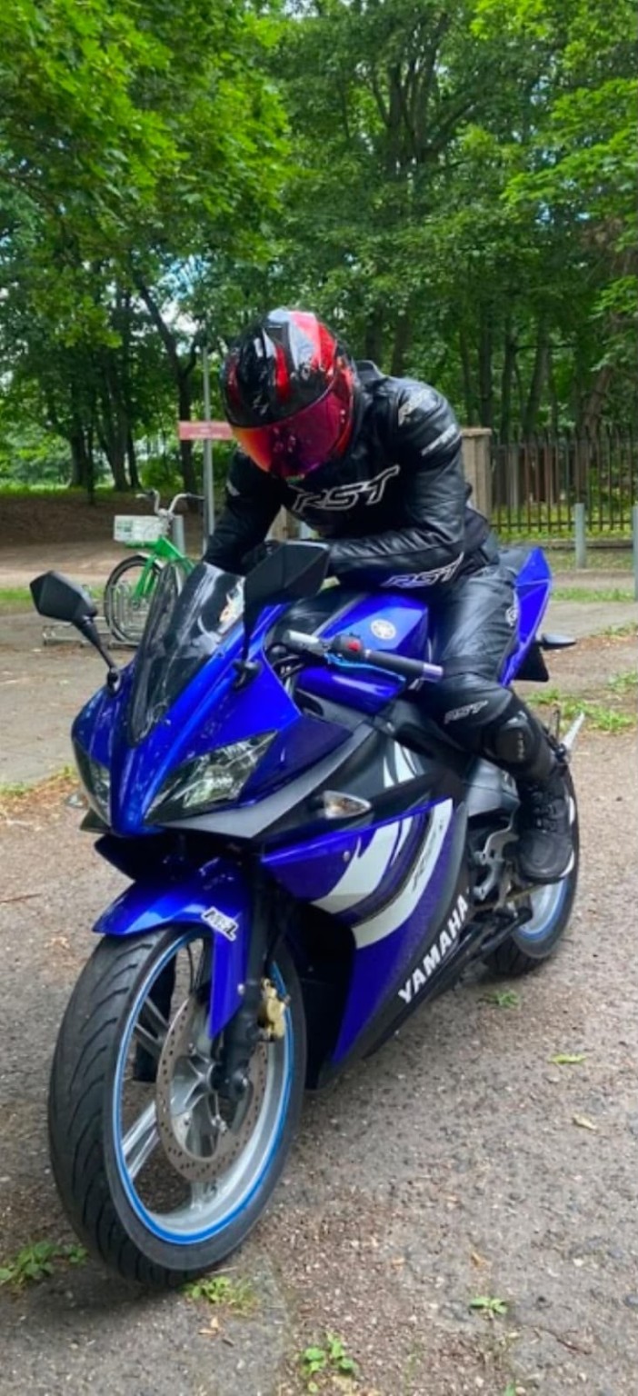 Motocyklista na niebieskiej Yamasze